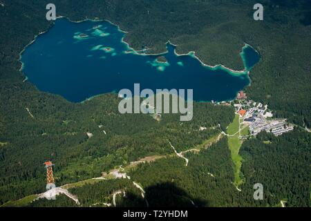 Eibsee in der Nähe von Grainau mit Zugspitz Seilbahn, Garmisch-Partenkirchen, Bayern, Oberbayern, Deutschland Stockfoto