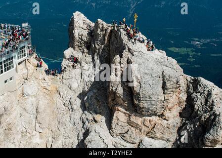 Tourismus auf dem Gipfel der Zugspitze mit Gipfelkreuz, Wettersteingebirge, Garmisch-Partenkirchen, Bayern, Oberbayern, Deutschland Stockfoto