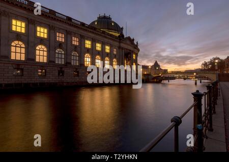 Bode-Museum am Ufer der Spree, Dämmerung, Berlin, Deutschland Stockfoto