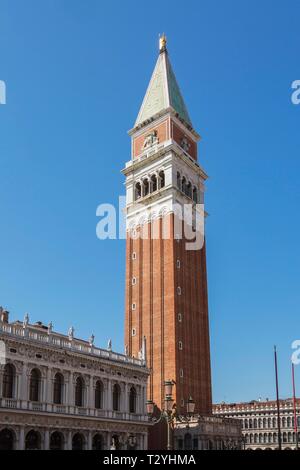 Die Biblioteca Nazionale Marciana und den Glockenturm Campanile in St Mark's Square, San Marco, Venedig, Venetien, Italien Stockfoto