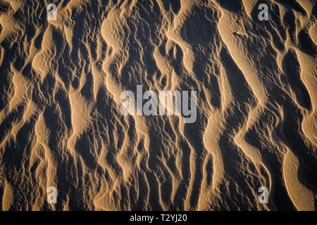 Wave-Strukturen im hellen Sandstrand, Sandverwehungen, Hintergrundbild, USA Stockfoto