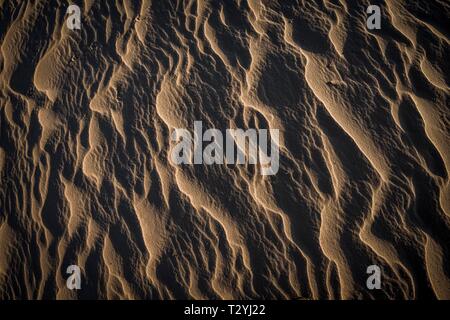 Wave-Strukturen im hellen Sandstrand, Sandverwehungen, Hintergrundbild, USA Stockfoto