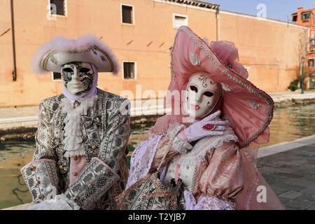 Paar mit traditionellen venezianischen Masken, Karneval in Venedig, Venetien, Italien Stockfoto