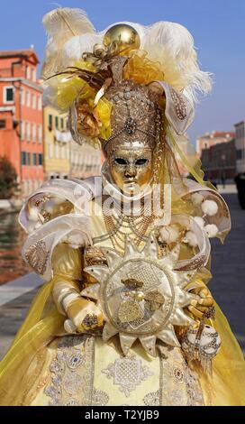 Frau mit traditionellen venezianischen Maske, Karneval in Venedig, Venetien, Italien