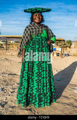 Herero Frau in traditioneller Kleidung, Opuwo, Kaokoveld, Namibia Stockfoto