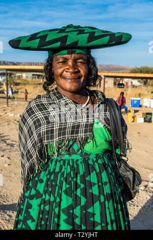 Herero Frau in traditioneller Kleidung, Porträt, Opuwo, Kaokoveld, Namibia Stockfoto