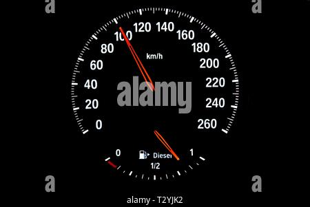 Tachometer mit Kraftstoffanzeige für Diesel, Geschwindigkeit 100 km/h, Symbol Bild Gefahr durch überhöhte Geschwindigkeit, zu schnell fahren, Deutschland Stockfoto