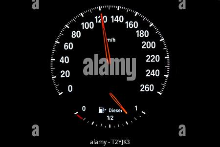 Tachometer mit Kraftstoffanzeige für Diesel, Geschwindigkeit 120 km/h, Symbol Bild Gefahr durch überhöhte Geschwindigkeit, zu schnell fahren, Deutschland Stockfoto