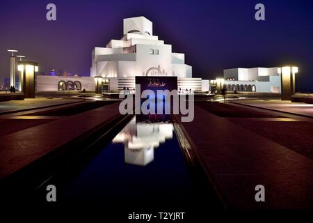 Beleuchtete Museum für Islamische Kunst in der Nacht, Architekt I.M.Pei, Doha, Qatar Stockfoto