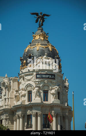 Extravagante Dekoration auf alte Gebäude und goldenen Kuppel mit Skulptur auf die Oberseite in Madrid. Hauptstadt von Spanien mit lebendigen und intensiven kulturellen Lebens. Stockfoto