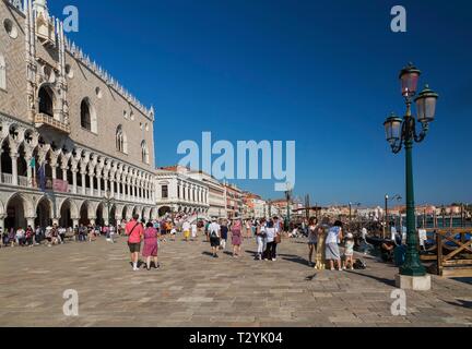 Die Touristen auf der Riva degli Schiavoni Promenade vor dem Dogenpalast, Markusplatz, Stadtteil San Marco, Venedig, Venetien, Italien Stockfoto