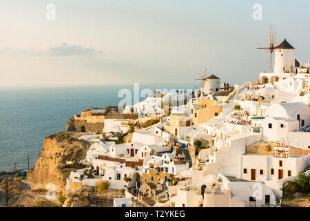 Ein Blick auf die Windmühlen von Oia auf der griechischen Insel Santorini Stockfoto