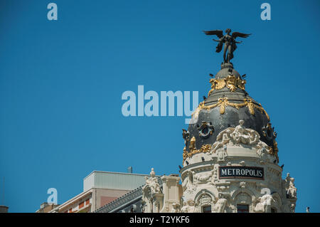 Extravagante Dekoration auf alte Gebäude und goldenen Kuppel mit Skulptur auf die Oberseite in Madrid. Hauptstadt von Spanien mit lebendigen und intensiven kulturellen Lebens. Stockfoto