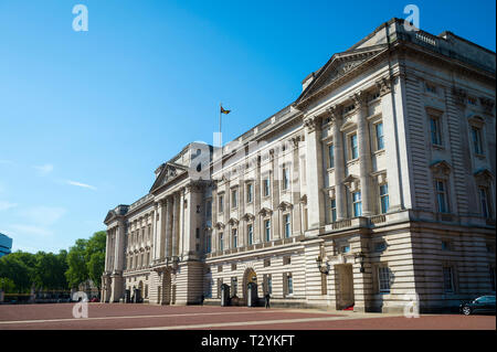 LONDON - 14. MAI 2018: Sentry Wachen patrouillieren den Boden vor dem Buckingham Palace, die für die Öffentlichkeit geöffnet im Sommer, wenn die Monarchen in Schottland geht. Stockfoto