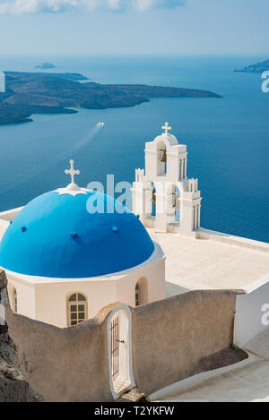 Ein Blick auf die katholische Kirche der Koimisi tis Theotokou, wie die drei Glocken von Fira auf der griechischen Insel Santorini bekannt. Stockfoto