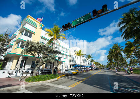 MIAMI - Januar 12, 2018: Bunte Art Deco Gebäude stehen über eine leere Ocean Drive in einer ruhigen Morgen in South Beach. Stockfoto