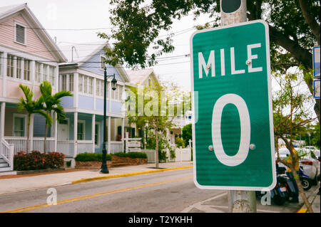 Mile Marker 0 Zeichen markiert den Start der US Route 1, die Autobahn, an der Ostküste von Florida an der kanadischen Grenze in Maine in Key West läuft Stockfoto