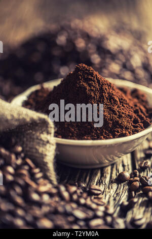Kaffeepulver in Weiß Schüssel mit Bohnen. Stockfoto