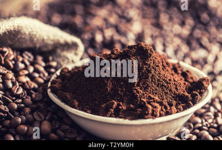 Kaffeepulver in Weiß Schüssel mit Bohnen. Stockfoto