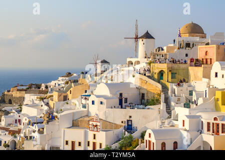 Die Windmühlen von das Dorf Oia auf der griechischen Insel Santorini Stockfoto