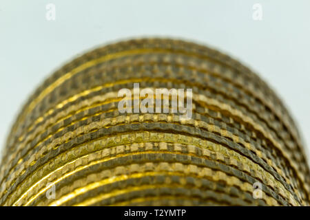 Macrophoto aus einem Stapel von Münzen. Ein Stapel von Münzen liegt auf seiner Seite. Vorderansicht. Ein gutes Bild für eine Site über Finanzierung, Geld, Sammlung, Beziehungen. Stockfoto