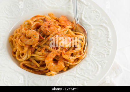 Würzige Garnelen linguine in einem Chili und Tomatensauce Stockfoto