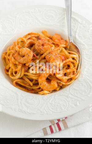 Würzige Garnelen linguine in einem Chili und Tomatensauce Stockfoto