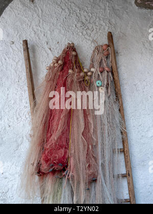 Bild von bunten alten und gebrauchten Fischernetze hängen an der Wand Stockfoto