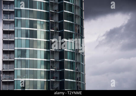 Sheffield, UK: 21.Oktober 2016: Dunklen stürmischen Himmel moodily im Grünen windows von Green Windows von Velocity Turm nieder Stockfoto