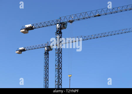 Baukräne auf dem Hintergrund der klare, blaue Himmel Stockfoto