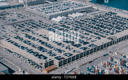 Neue Automobile bereit für den Versand in Zona Franca Logistik-und Industriegebiet im Hafen von Barcelona Stockfoto