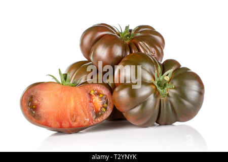 Gruppe von drei ganzen Hälfte der Dunklen frische Tomaten primora auf weißem Hintergrund Stockfoto