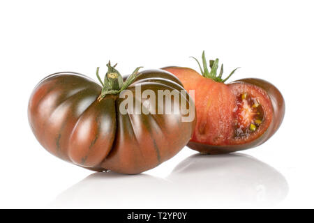 Gruppe von einer ganzen Hälfte der frischen Tomate primora auf weißem Hintergrund Stockfoto