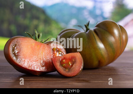 Gruppe von einer ganzen Hälfte eine Scheibe frischen Tomaten primora mit Land Natur im Hintergrund Stockfoto
