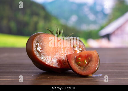 Gruppe von der einen Hälfte eine Scheibe frischen Tomaten primora mit Land Natur im Hintergrund Stockfoto
