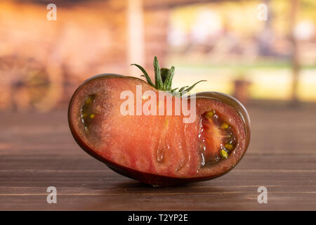 Die Hälfte der frischen Tomate primora in einem Hof Stockfoto