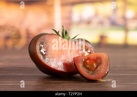 Gruppe von der einen Hälfte eine Scheibe frischen Tomaten primora in einem Hof Stockfoto