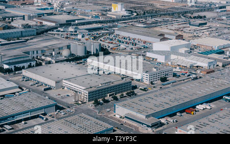 Luftaufnahme von Industrielagern und Fabriken in der Logistik- und Industriezone Zona Franca in Barcelona Stockfoto