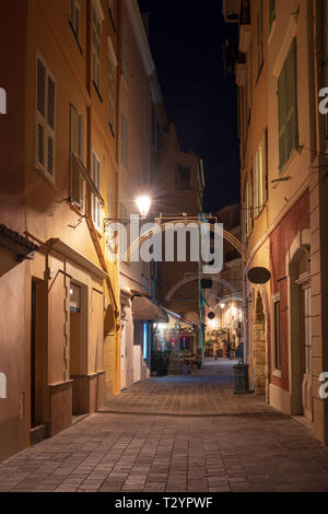 Schmale Straße in der Nacht von monaco-ville Altstadt, ist eines der vier Viertel des Fürstentums Stockfoto