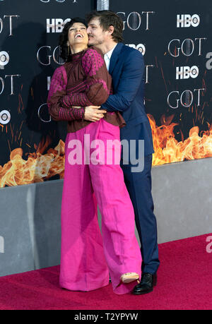 Indira Varma und Pedro Pascal Besuchen HBO Spiel der Throne letzte Saison Premiere in der Radio City Music Hall (Foto von Lew Radin/Pacific Press) Stockfoto