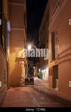 Schmale Straße in der Nacht von monaco-ville Altstadt, ist eines der vier Viertel des Fürstentums Stockfoto