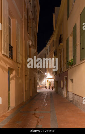 Schmale Straße in der Nacht von monaco-ville Altstadt, ist eines der vier Viertel des Fürstentums Stockfoto