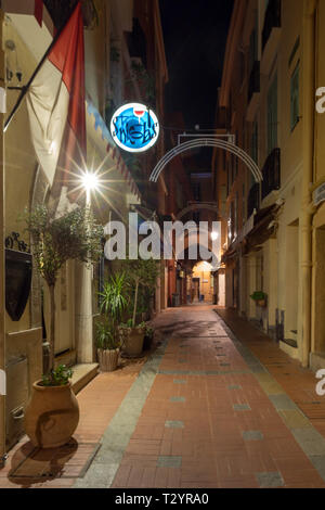 Schmale Straße in der Nacht von monaco-ville Altstadt, ist eines der vier Viertel des Fürstentums Stockfoto