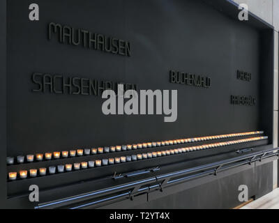 WASHINGTON, DC, USA - 10. SEPTEMBER 2015: Kerzen und Gedenktafel am US Holocaust Memorial Museum in Washington, DC Stockfoto