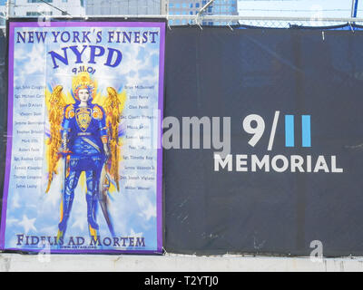 NEW YORK, NEW YORK, USA - 15. SEPTEMBER 2015: Ein Denkmal Banner zu ny Feuerwehrleute an Sept. 11 in New York City ermordet Stockfoto