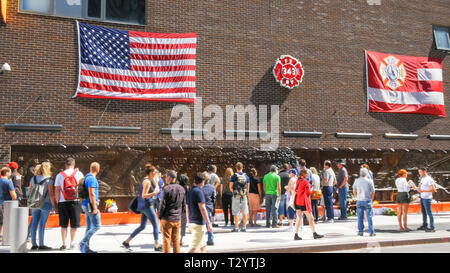 NEW YORK, NEW YORK, USA - 15. SEPTEMBER 2015: Massen an einem Denkmal für ny Feuerwehrleute an Sept. 11 in New York City ermordet Stockfoto