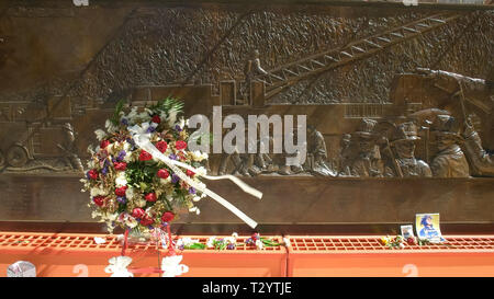 NEW YORK, NEW YORK, USA - 15. SEPTEMBER 2015: Eine Nahaufnahme von einem Kranz von Blumen an einem Denkmal für ny fire fighter an Sept. 11 in New York City ermordet Stockfoto