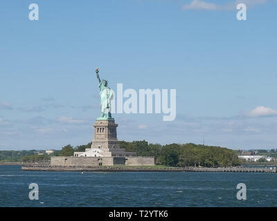 Weite Einstellung auf das ikonische Freiheitsstatue in New York, USA Stockfoto