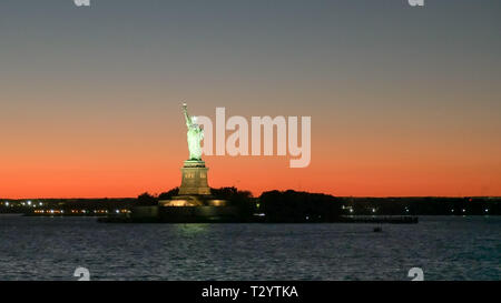 Weitwinkel Blick auf einen wunderschönen Sonnenuntergang und die Freiheitsstatue in New York Stockfoto