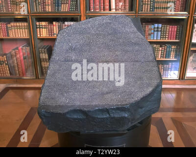 Ein Nachbau des berühmten Stein von Rosette im British Museum, London Stockfoto